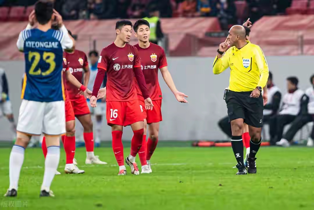 kaiyun开云娱乐 -包含转折点！上海海港绝杀压哨，中超今夜攻防权衡，气氛紧张，身体对抗强度拉满的词条