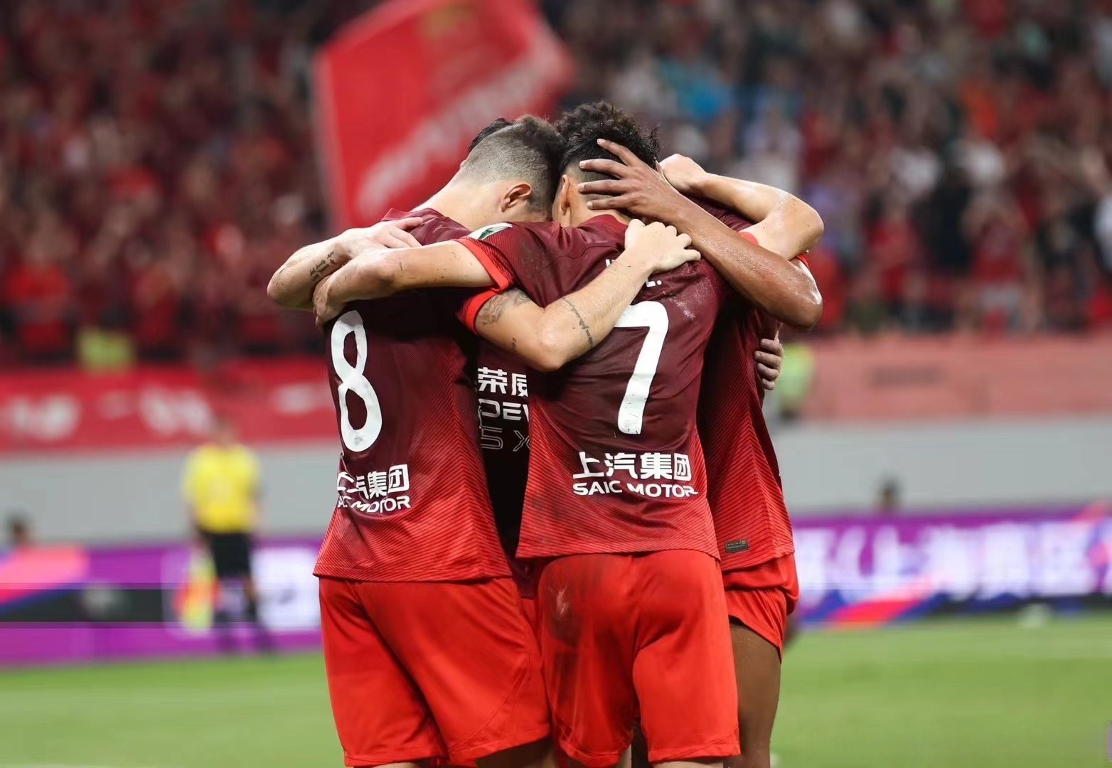 包含转折点!上海海港绝杀压哨,中超今夜攻防权衡,气氛紧张,身体对抗强度拉满的词条 包含转折点!上海海港绝杀压哨,中超今夜攻防权衡,气氛紧张,身体对抗强度拉满的词条