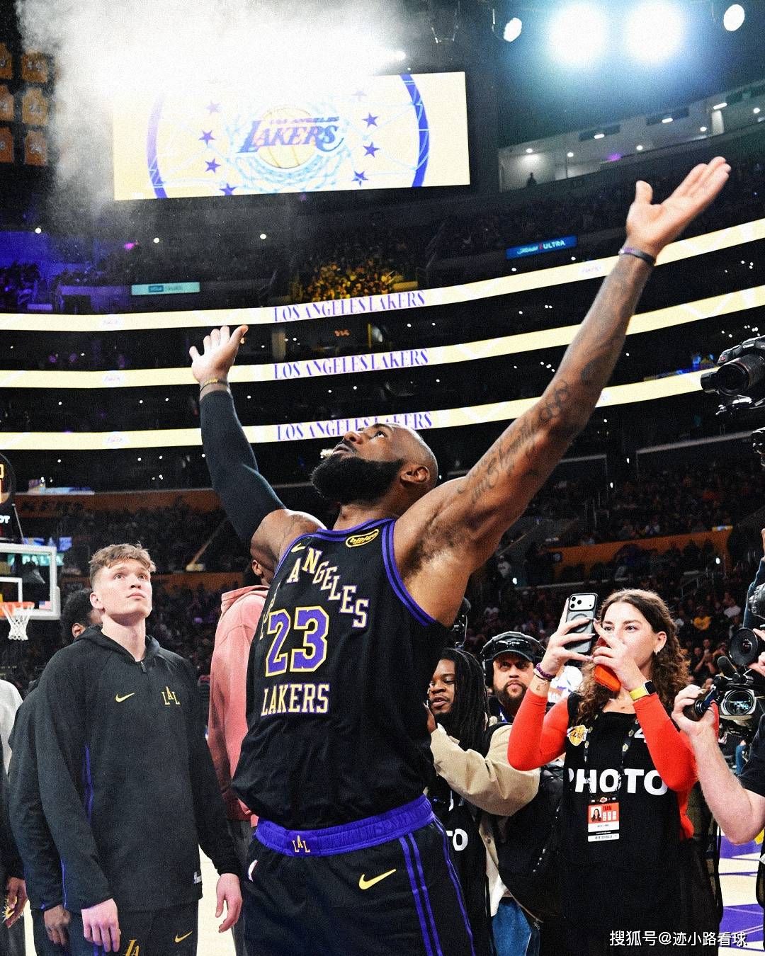 包含今晨突围战来临，犹他爵士围绕NBA常规赛刷新队史纪录，质疑声仍在，高层口径保持一致的词条